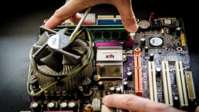Иркутчанин ремонтирует старые компьютеры и дарит нуждающимся семьям. Теперь дети могут учиться онлайн