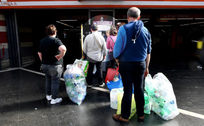 Пассажиры в Риме выстраиваются в очередь для сдачи пластиковых бутылок в реверс-автомате 8 октября 2019 года. TIZIANA FABI/AFP via Getty Images | Epoch Times Россия