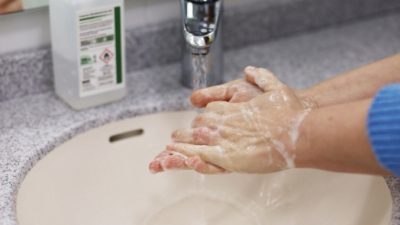 Почему маски и мытьё рук не защитят от новой мутации коронавируса?