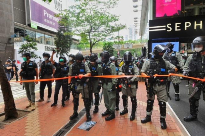 Полицейские оцепили территорию возле торгового центра Windsor House в Козуэй-Бэй, Гонконг, 24 мая 2020 года.The Epoch Times Гонконг | Epoch Times Россия