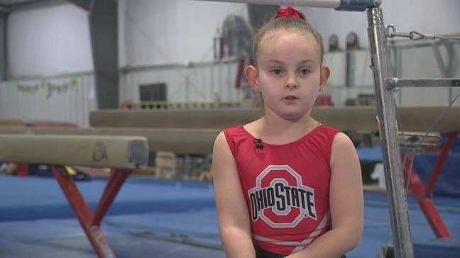 Пейдж Календин, 8-летняя девочка из Занесвилля, штат Огайо, родилась без ног, но она не считает это инвалидностью. В эти выходные она прилетает в Колумбус, чтобы участвовать в спортивном фестивале Арнольда по гимнастике. (WSYX / WTTE) | Epoch Times Россия