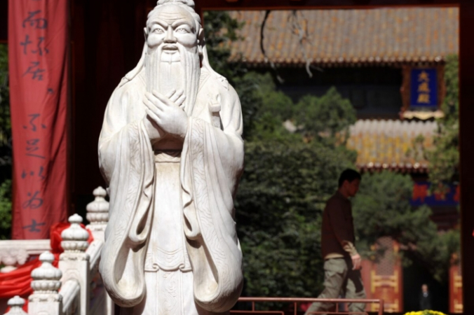 Мужчина проходит рядом со статуей Конфуция в Храме Конфуция, Пекин, 28 сентября 2010 года. LIU JIN/AFP via Getty Images | Epoch Times Россия
