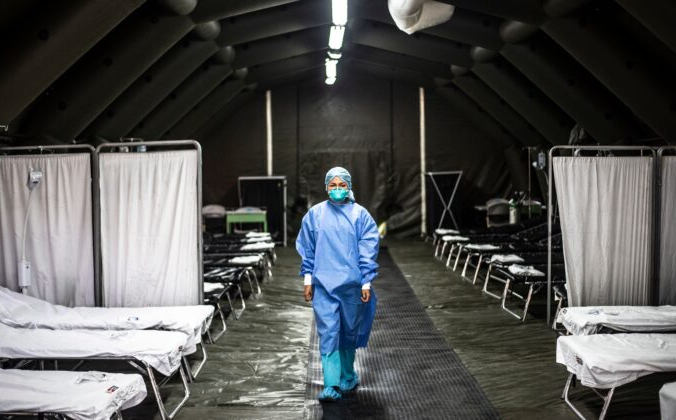 Медицинский работник в отделении, созданном для пациентов с COVID-19 в Лиме, Перу, 27 февраля 2020 года. ERNESTO BENAVIDES/AFP via Getty Images | Epoch Times Россия