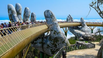 Золотой мост во Вьетнаме поддерживают «гигантские руки Бога». Посмотрите!