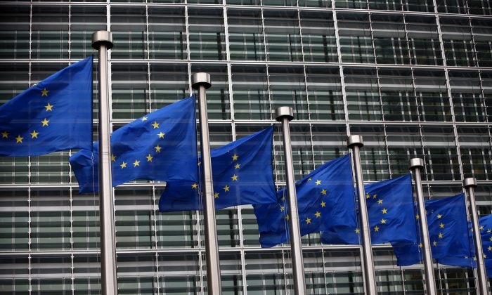 Флаги Европейского Союза возле здания Европейской комиссии 24 октября 2014 года в Брюсселе, Бельгия. (Карл Корт / Getty Images) | Epoch Times Россия