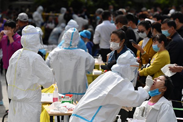 Медицинский работник берет пробу у местного жителя для теста на COVID-19 в рамках программы массового тестирования после новой вспышки коронавируса в Циндао, провинция Шаньдун, Китай, 13 октября 2020 года. STR/AFP via Getty Images | Epoch Times Россия