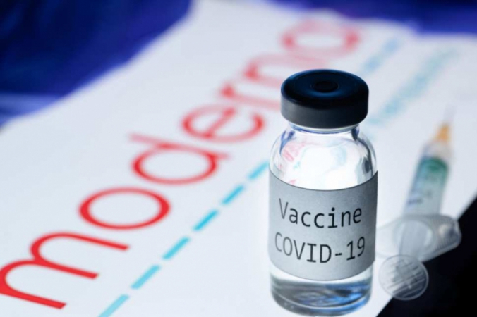 На снимке изображены шприц и флакон с надписью «Вакцина Covid-19» рядом с логотипом биотехнологической компании Moderna, 18 ноября 2020 года. JOEL SAGET/AFP via Getty Images | Epoch Times Россия