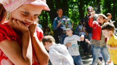 Усыновлять детей, имея диагноз ВИЧ, нельзя, постановил Верховный суд России