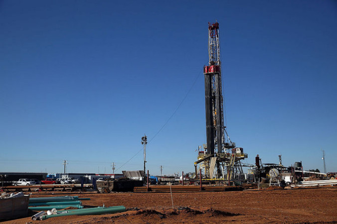 Установка для фрекинга в нефтяном городе Мидленд, штат Техас. Фото: Spencer Platt/Getty Images | Epoch Times Россия