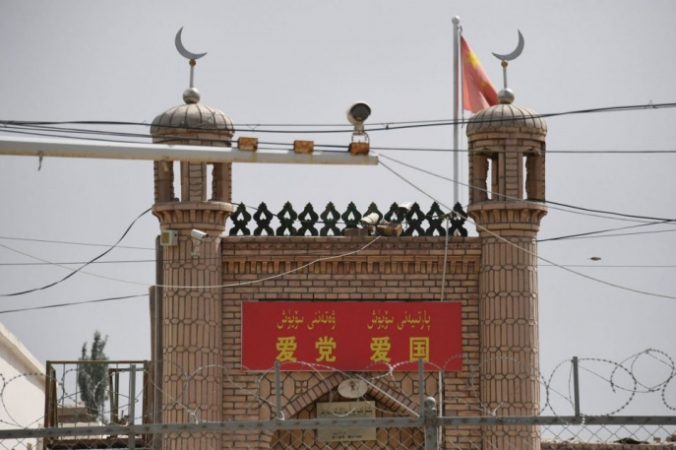Камеры видеонаблюдения возле деревенской мечети в Янгисаре, Синьцзян. Gre Baker/AFP/Getty Images | Epoch Times Россия