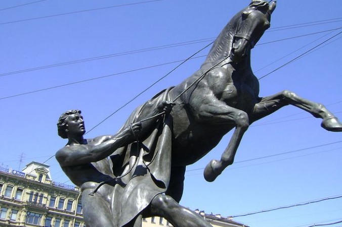 Скульптура укротителя коня на Аничковом мосту. Фото: Fgdcvd/commons.wikimedia.org/CC BY-SA 3.0 | Epoch Times Россия