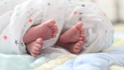 Второй близнец родился на 24 дня позже первого. Они заставили поволноваться маму и врачей