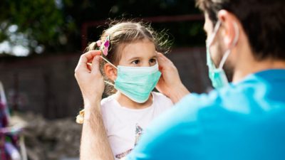 Новый штамм коронавируса может быть опасен для детей не менее, чем для взрослых, предупреждают учёные