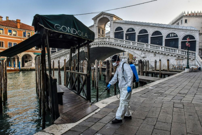 Распыление дезинфицирующего средства на мосту Риальто в Венеции. Marco Sabadin/AFP via Getty Images | Epoch Times Россия