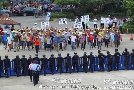 Во время антитеррористических учений, проведенных полицейским управлением провинции Гуандун Цзянмэнь 30 июня, настоящие петиционеры, которые требовали финансовой компенсации или экологической реформы, рассматривались как «террористы». (Weibo) | Epoch Times Россия