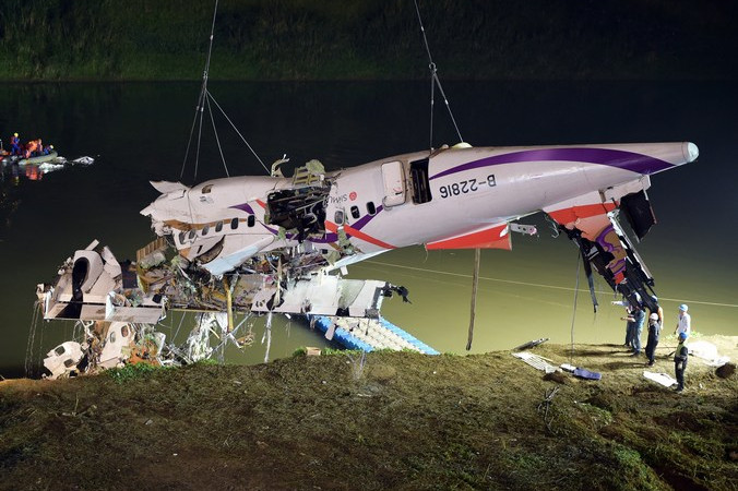 Работы по спасению пассажиров из самолёта Трансазия ATR 72-600, упавшего в реку в Тайване 4 февраля. Фото: SAM YEH/AFP/Getty Images | Epoch Times Россия