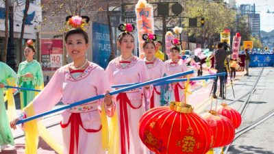 Жители Китая поблагодарили основателя Фалуньгун в Праздник фонарей