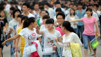 Китайским мальчикам и девочкам запретили держаться за руки