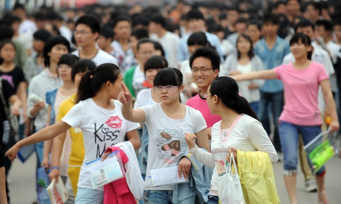 Студенты гуляют по школьному двору перед сдачей вступительных экзаменов в университет в 2013 году в Бочжоу, провинция Аньхой на севере Китая, 7 июня 2013 года. (AFP / Getty Images) | Epoch Times Россия