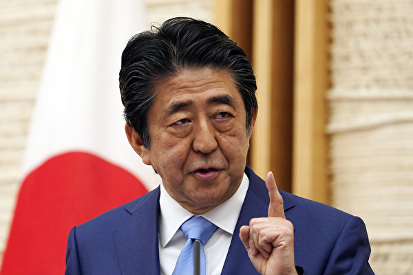 Премьер-министр Японии Синдзо Абэ выступает на пресс-конференции в Токио, 4 мая 2020 года. EUGENE HOSHIKO/POOL/AFP via Getty Images | Epoch Times Россия