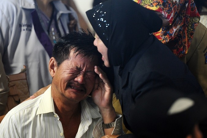 Родственники пассажиров, получившие подтверждение их гибели при крушении авиалайнера AirAsia 28 декабря 2014 года, Индонезия.  Фото: Robertus Pudyanto/Getty Images | Epoch Times Россия