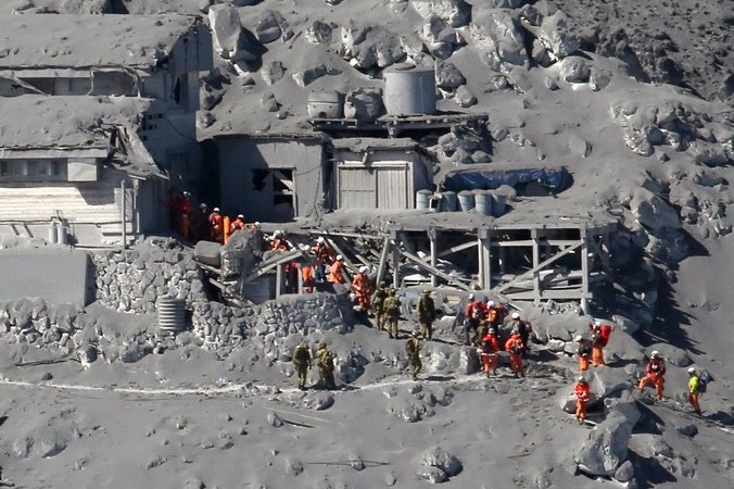Спасатели на вершине вулкана Онтакэ, где был расположен туристический отель, Япония, 28 сентября, 2014 год. Фото: JIJI PRESS/AFP/Getty Images | Epoch Times Россия