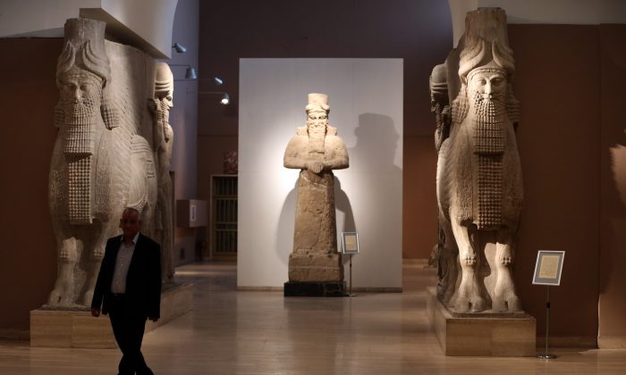 В Национальном музее Ирака в Багдаде 2 древние ассирийские статуи крылатых быков с человеческими головами. В четверг, 5 марта 2015 года, боевики Исламского государства «снесли бульдозерами» известный археологический памятник древнего города Нимруд на севере Ирака, используя тяжелую военную технику, заявило правительство. Нимруд был второй столицей Ассирии, древнего царства, возникшего примерно в 900 г. до н.э., частично на территории современного Ирака, и ставшего великой региональной державой. Город, разрушенный в 612 году до нашей эры, расположен на реке Тигр к югу от второго по величине города Ирака, Мосула, который был захвачен группировкой Исламского государства в июне 1 марта 2015 года (AP Photo / Karim Kadim, File) | Epoch Times Россия