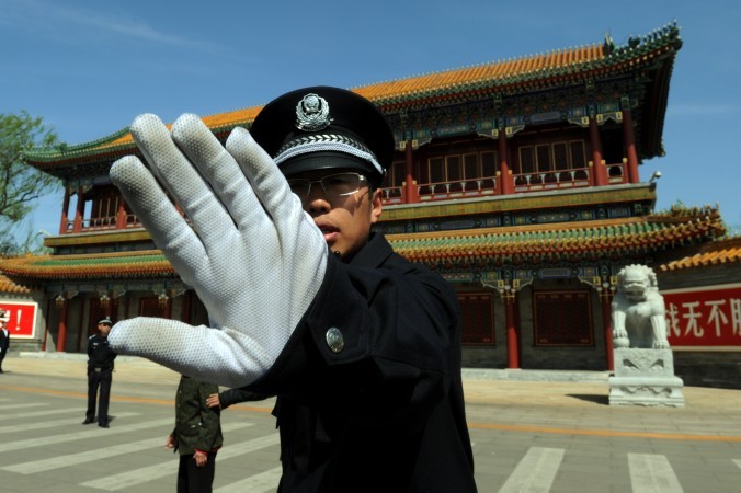 Китайский полицейский запрещает фотографировать возле Чжуннаньхай (китайский Кремль). Фото: МАРК RALSTON/AFP/Getty Images