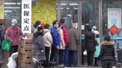 (Видео)  Незнакомец оставил китайским полицейским 500 защитных масок. И убежал!