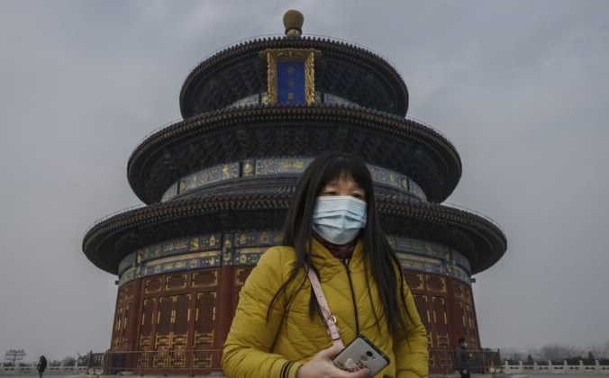 Посетительница в маске в Храме Неба в Пекине, Китай, 27 января 2020 года. Kevin Frayer / Getty Images | Epoch Times Россия