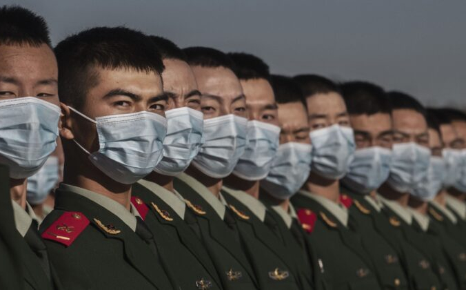 Китайские солдаты выстроились на площади Тяньаньмэнь в Пекине, Китай, 23 октября 2020 г. после церемонии, посвященной 70-летию вступления Китая в корейскую войну. Kevin Frayer/Getty Images | Epoch Times Россия