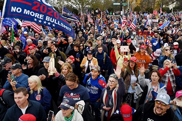 Сторонники президента США Дональда Трампа участвуют в марше Million MAGA March в знак протеста против результатов президентских выборов 2020 года перед Верховным судом США 12 декабря 2020 года в Вашингтоне, округ Колумбия. OLIVIER DOULIERY/AFP via Getty Images | Epoch Times Россия
