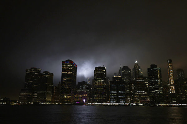 «Посвящение в свете», посвящена памяти жертв терактов 11 сентября, сияет над горизонтом нижнего Манхэттена в Нью-Йорке 10 сентября 2020 года. Michael M. Santiago/Getty Images | Epoch Times Россия
