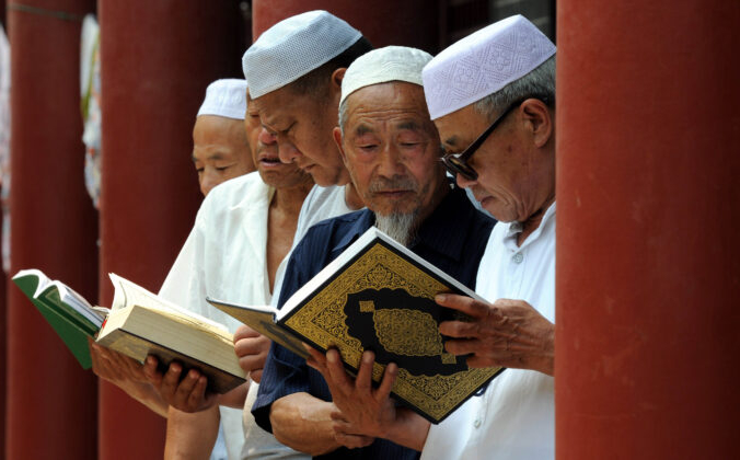 Китайские мусульмане читают Коран в мечети в начале священного месяца Рамадан, уезд Таньчэн, провинция Шаньдун, Китай. STR/AFP via Getty Images | Epoch Times Россия