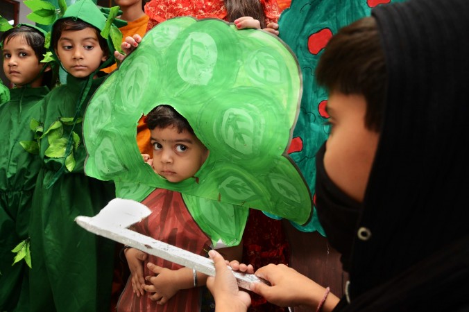 5 июня. Индийские школьники в костюмах деревьев приняли участие в мероприятии, чтобы выделить экологические проблемы накануне Всемирного дня окружающей среды в Амритсаре, Индия. Фото: Narinder Nanu/AFP/Getty Images | Epoch Times Россия