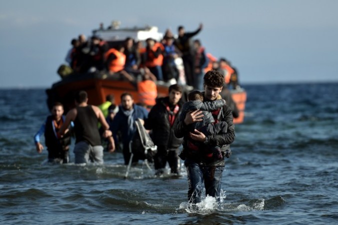 Мигранты приплывают на Лесбос из Турции через Эгейское море. Фото: ARIS MESSINIS/AFP/Getty Images | Epoch Times Россия