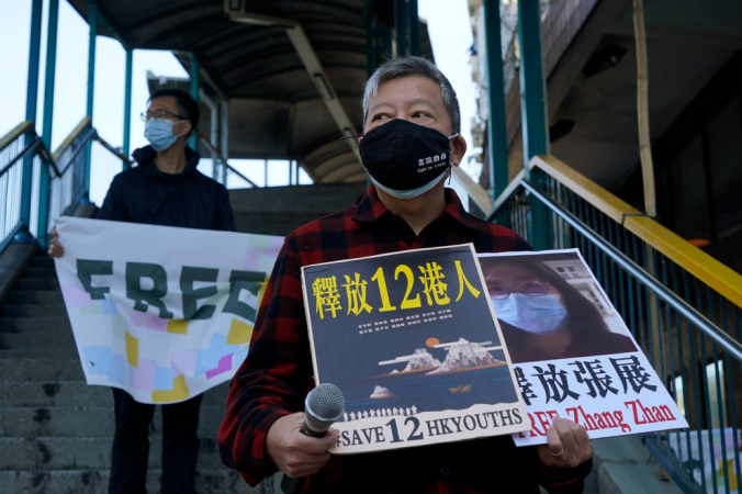 Активист за демократию Ли Чеук Ян выступает перед Отделением по связям Китая в Гонконге во время акции протеста с призывом к Китаю освободить группу гонконгских активистов, а также гражданку Китая блогера Чжан Чжань 28 декабря 2020 года. AFP via Getty Images | Epoch Times Россия