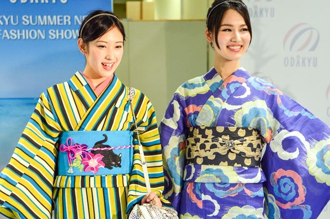 Девушки представили японское кимоно на модном шоу в Токио, Япония, 1 июня 2014 года. Фото: YOSHIKAZU TSUNO/AFP/Getty Images | Epoch Times Россия