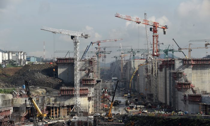 
Строительство проходит на Панамском канале в Коколи, недалеко от Панама-Сити, 8 августа. Китай ведет переговоры о строительстве четвертой группы шлюзов на канале. (Родриго Арангуа / AFP / Getty Images) | Epoch Times Россия