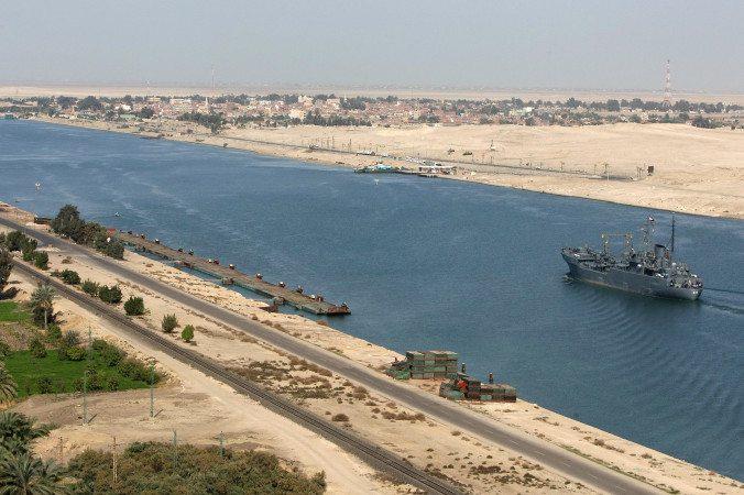 Египетский сторожевой корабль проплывает в Суэцком канале в феврале 2006 года. Китай пытается создать военную базу в Джибути, которая позволила бы ему держать военные корабли поблизости от канала. Фото: Cris Bouroncle/AFP/Getty Images | Epoch Times Россия