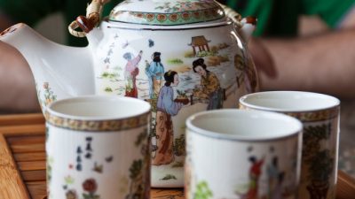 Чайный этикет китайцев: зачем нужно постукивать пальцами по столу?