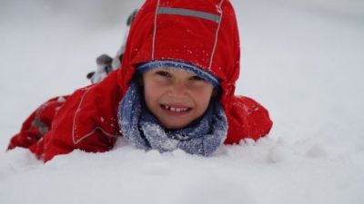(Видео) 8-летний мальчик вызвался помочь родителям с уборкой снега. Кажется, он здорово пожалел об этом!
