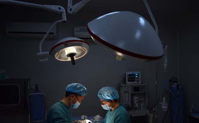 Пластический хирург выполняет «особую» операцию на носу пациенту в своей клинике, Чунцин, Китай, 9 августа 2013 года. PETER PARKS/AFP via Getty Images | Epoch Times Россия