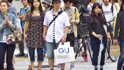 Дресс-код для чиновников Японии на лето: гавайские рубашки и укороченные брюки