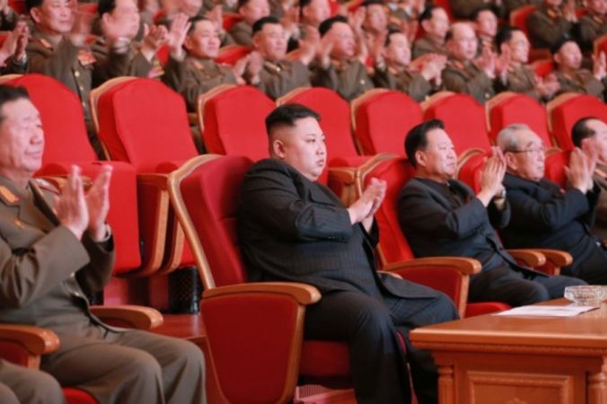 Северокорейский лидер Ким Чен-Ын (в центре) в Пхеньяне, 22 февраля 2017 года. Фото: STR/AFP/Getty Images | Epoch Times Россия