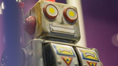 Японцы научили робота убегать от злых детей