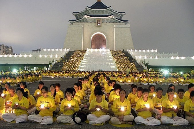 Сторонники Фалуньгун проводят акцию со свечами в память о своих единомышленниках, погибших в результате репрессий в континентальном Китае. Тайвань. Фото: minghui.org | Epoch Times Россия