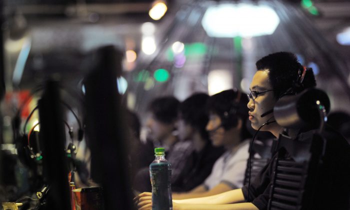 Интернет-кафе в Пекине. Китай превращает 10 миллионов студентов в онлайн-пропагандистов, 12 мая 2011 года. (Гоу Йиге / AFP / Getty Images) | Epoch Times Россия