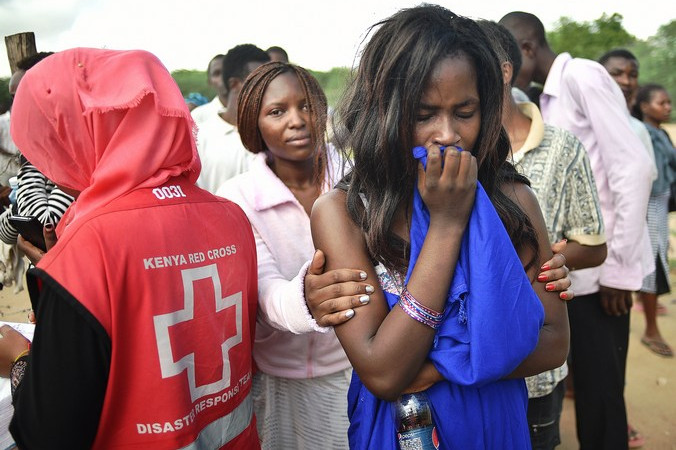 Освобождённые студенты-заложники университета в Кении. Фото: CARL DE SOUZA/AFP/Getty Images | Epoch Times Россия