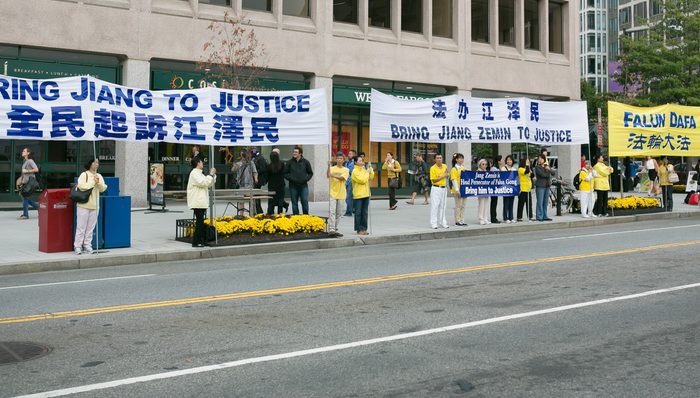 Последователи Фалуньгун держат плакат с надписью «Судите Цзян Цзэминя» на улицах Вашингтона, округ Колумбия, 24 сентября. (Лиза Фэн / Epoch Times) | Epoch Times Россия
